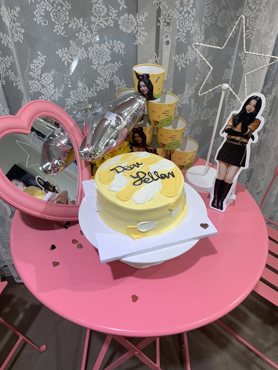 NEO_1227's tweet photo. 완전 예쁜 이연 카페 다녀가요 👣👣 @maius950528 #Dear_yellow !! https://t.co/nBdV5psXTm