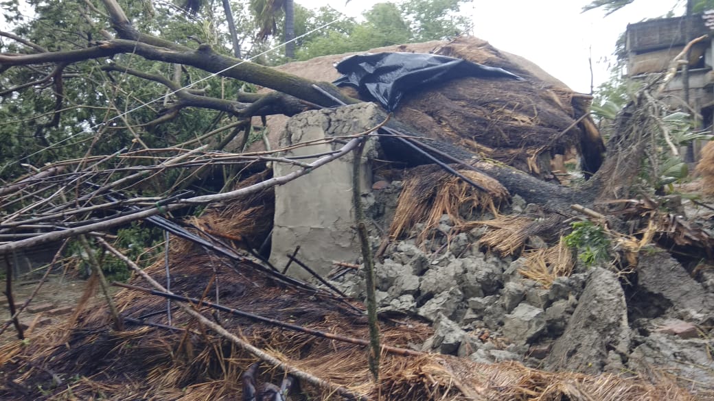 Residents are trying to rebuild homes, but with no drinking water in several blocks & breached embankments, it is crucial that relief reaches them immediately  @SanctuaryAsia  @ttindia  @htTweets  @AITCofficial  @derekobrienmp  @OxfamIndia  @ActionAidIndia  @PMOIndia  @harsh_mander