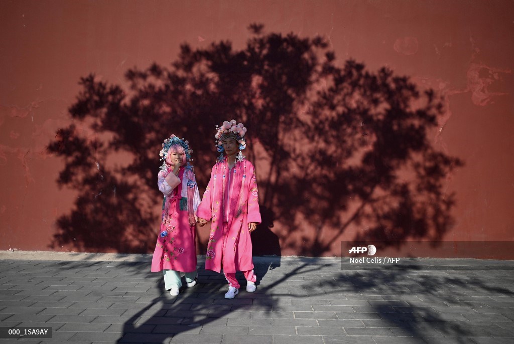 #China - A couple wearing costumes poses for a photographer underneath the shade of a tree in Beijing. #AFP 
📸 <a href="/herime23/">Noel Celis</a>