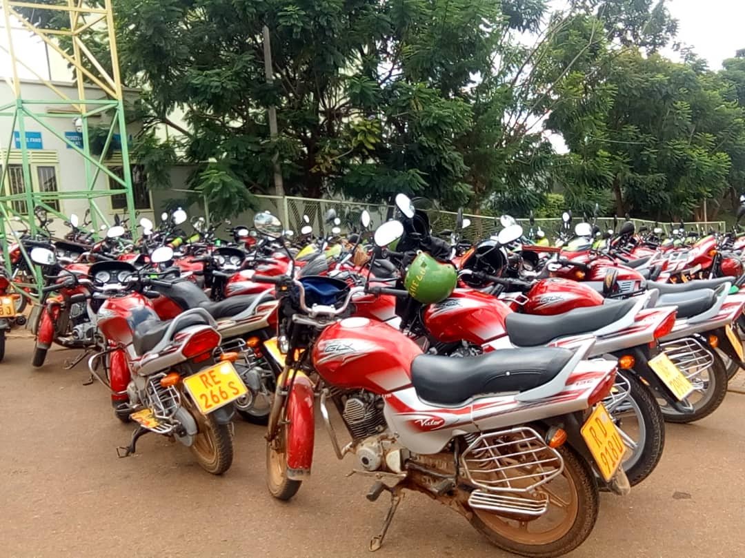 UWAYODivin's tweet photo. ⚠️ Imyiteguro y'abamotari bitegura kuvaruka mu kazi⚠️
Bari bakumbuwe pe, nibyo! Ndanabona Imyiteguro bayigeze kure!
Ariko ndibuka uko #Coronavirus ikwirakwira byoroshye nkumva ibikoba binkuka🙆
Ese koko twamaze kwitegura kubana na #COVID19 nk'umuturanyi mubi? https://t.co/8xG9lJJjGT