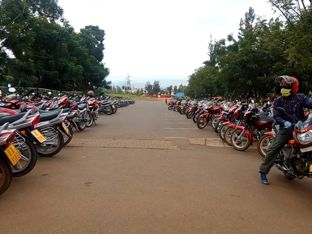 UWAYODivin's tweet photo. ⚠️ Imyiteguro y'abamotari bitegura kuvaruka mu kazi⚠️
Bari bakumbuwe pe, nibyo! Ndanabona Imyiteguro bayigeze kure!
Ariko ndibuka uko #Coronavirus ikwirakwira byoroshye nkumva ibikoba binkuka🙆
Ese koko twamaze kwitegura kubana na #COVID19 nk'umuturanyi mubi? https://t.co/8xG9lJJjGT