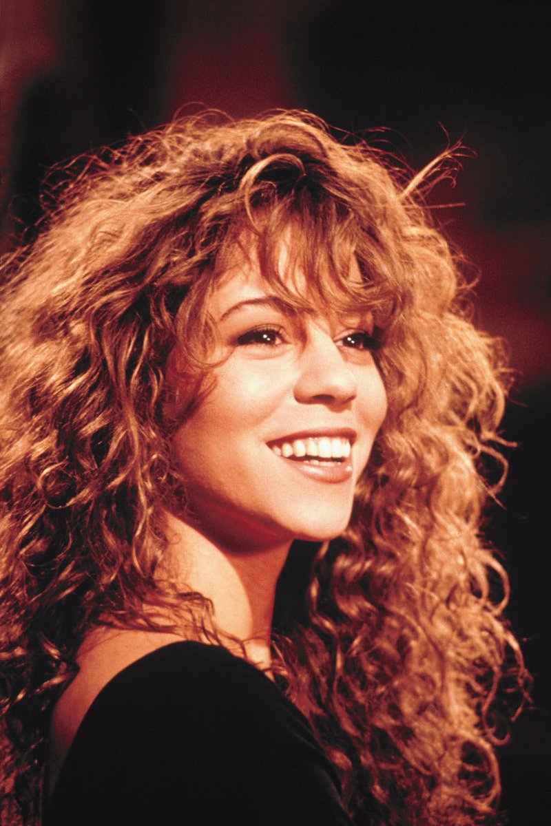 A  @MariahCarey thread but she gets older as you scroll (or does she?).