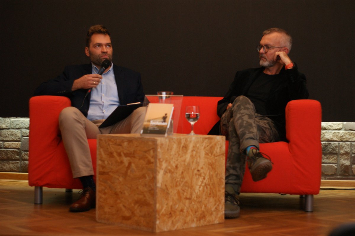MBPGorlice's tweet photo. Bardzo cieszą nas tegoroczne nominacje do Nagrody #Nike. Pośród nominowanych są bliscy @MBPGorlice autorzy, https://t.co/XXi64E9Ont. Monika #Sznajderman i Wojciech #Tochman! Oboje mieliśmy przyjemność gościć w ubiegłym roku na czerwonej kanapie :).
#NikePrize #nominacje https://t.co/j6d1HHHvab