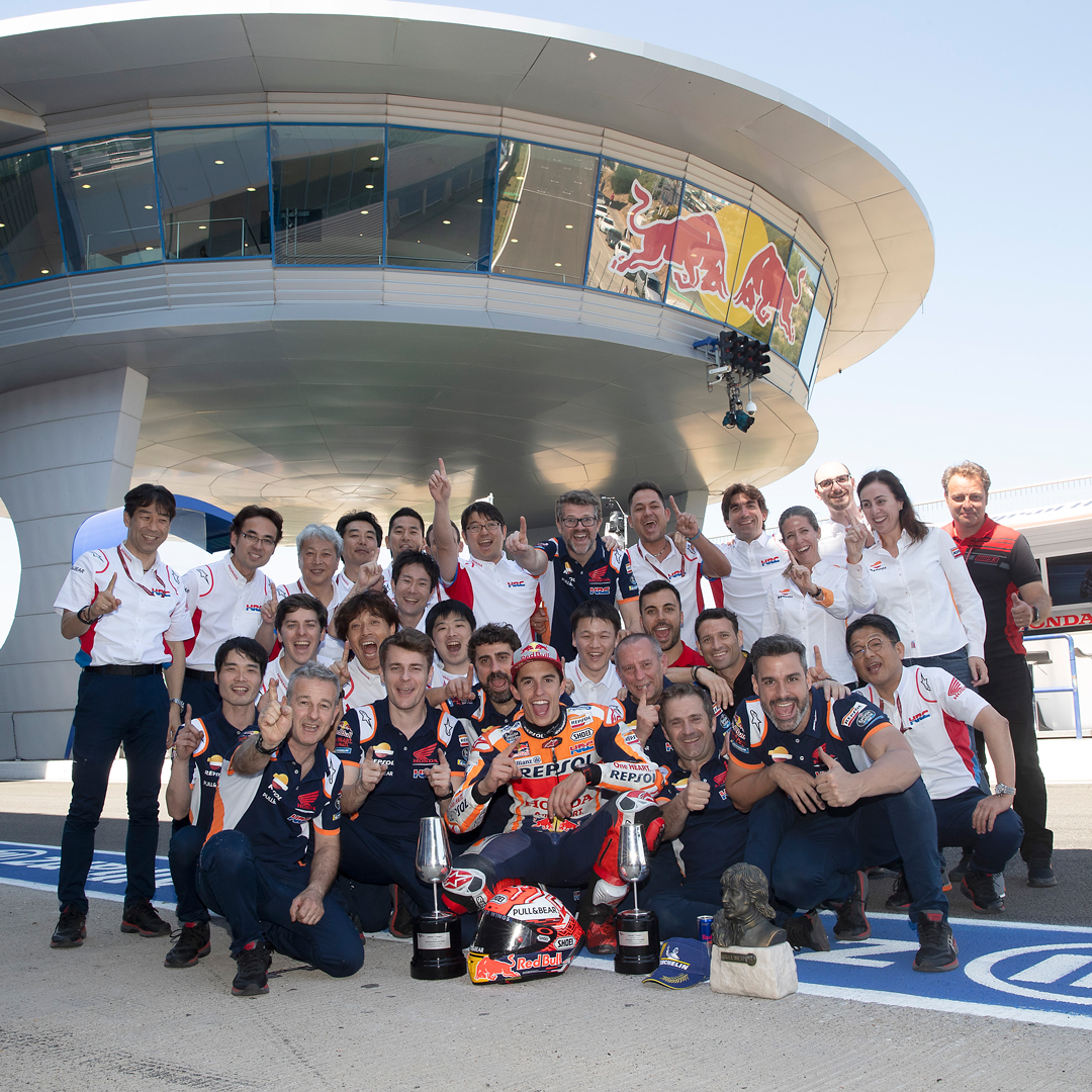 box_repsol's tweet photo. @circuitodejerez 🛸
#MM93 and the #RepsolTeam celebrating a new victory ✌
But doesn't something seem off in these photos? 🤔
There are 7 differences between the two! Find them!
#BoxRepsolFansAtHome https://t.co/k0xnVNuBlf