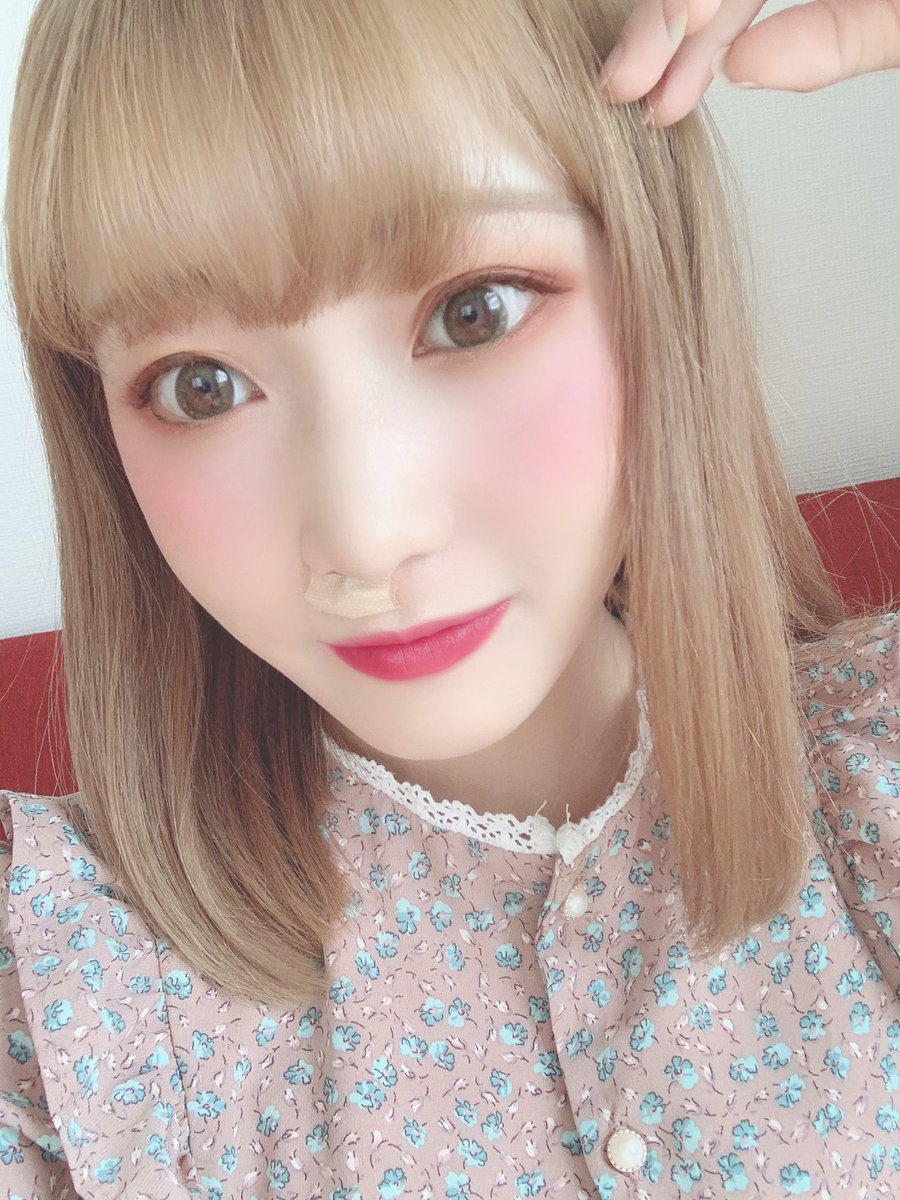 ট ইট র かなぁ 思い出した 去年も同じところにニキビできて こんなへんなとこに絆創膏 はってて美容師さんに笑われた記憶あるわ爆笑 2度目や鼻の下 つら