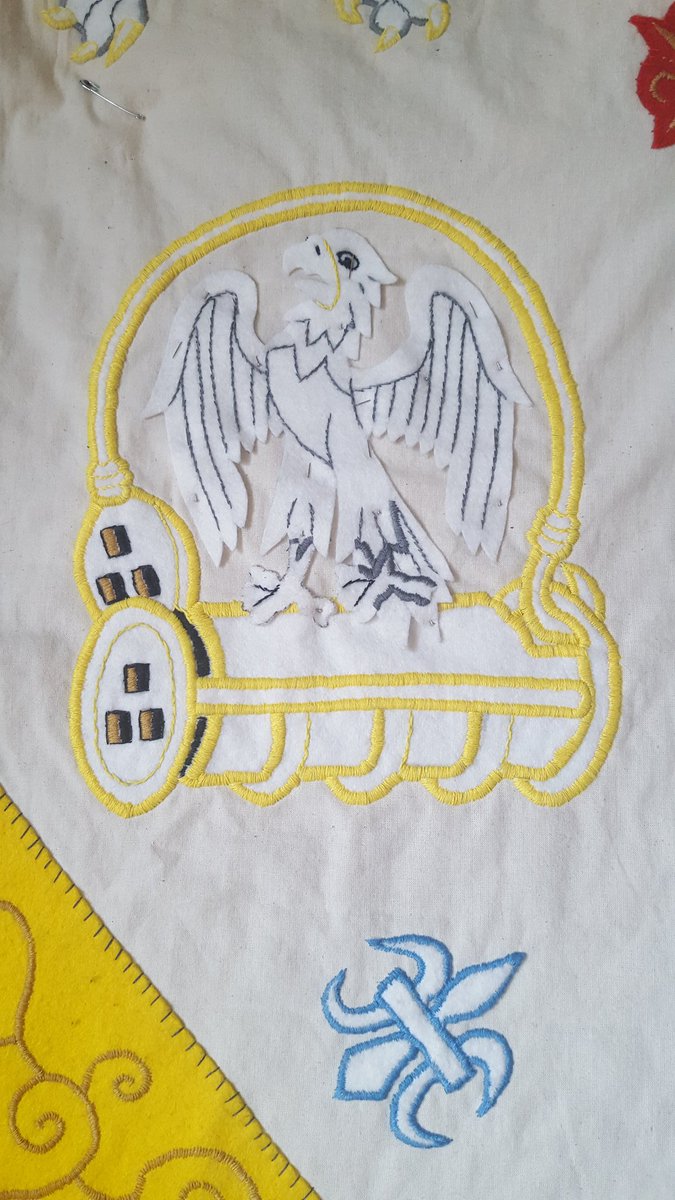 More heraldic blanket progress because who doesn't love a #lockdown fetterlock and falcon #RichardDukeOfYork #handsewing