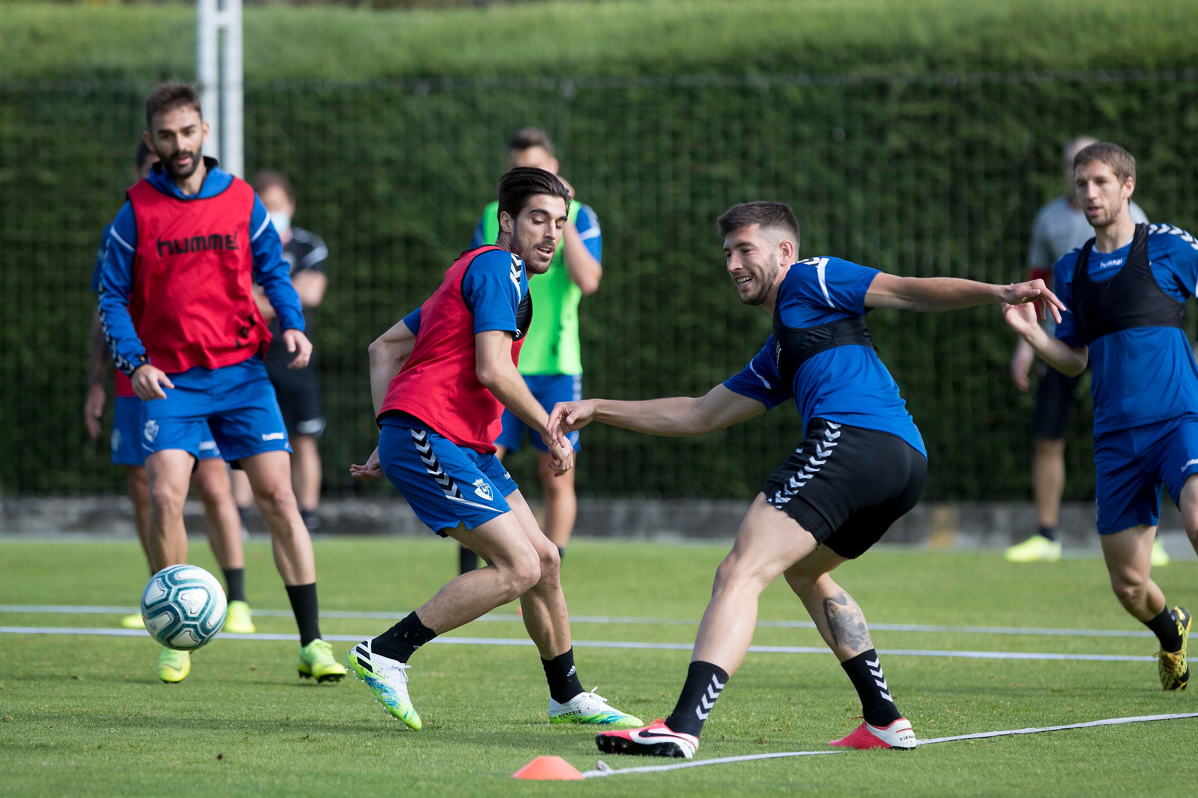 Los jugadores de Osasuna, en una sesión de trabajo (Foto: CAO).