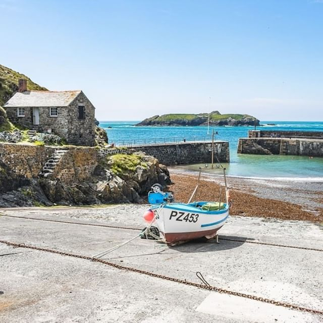 Colroger Holidays tweet media