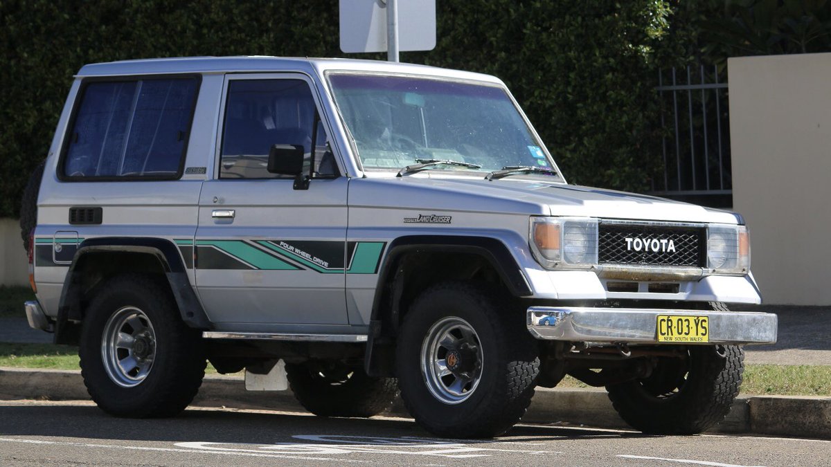 しろいとらっく ななまるさん ランドクルーザー70ワゴン じゃなくてオーストラリア仕様なのでland Cruiser Bundera でーす ー