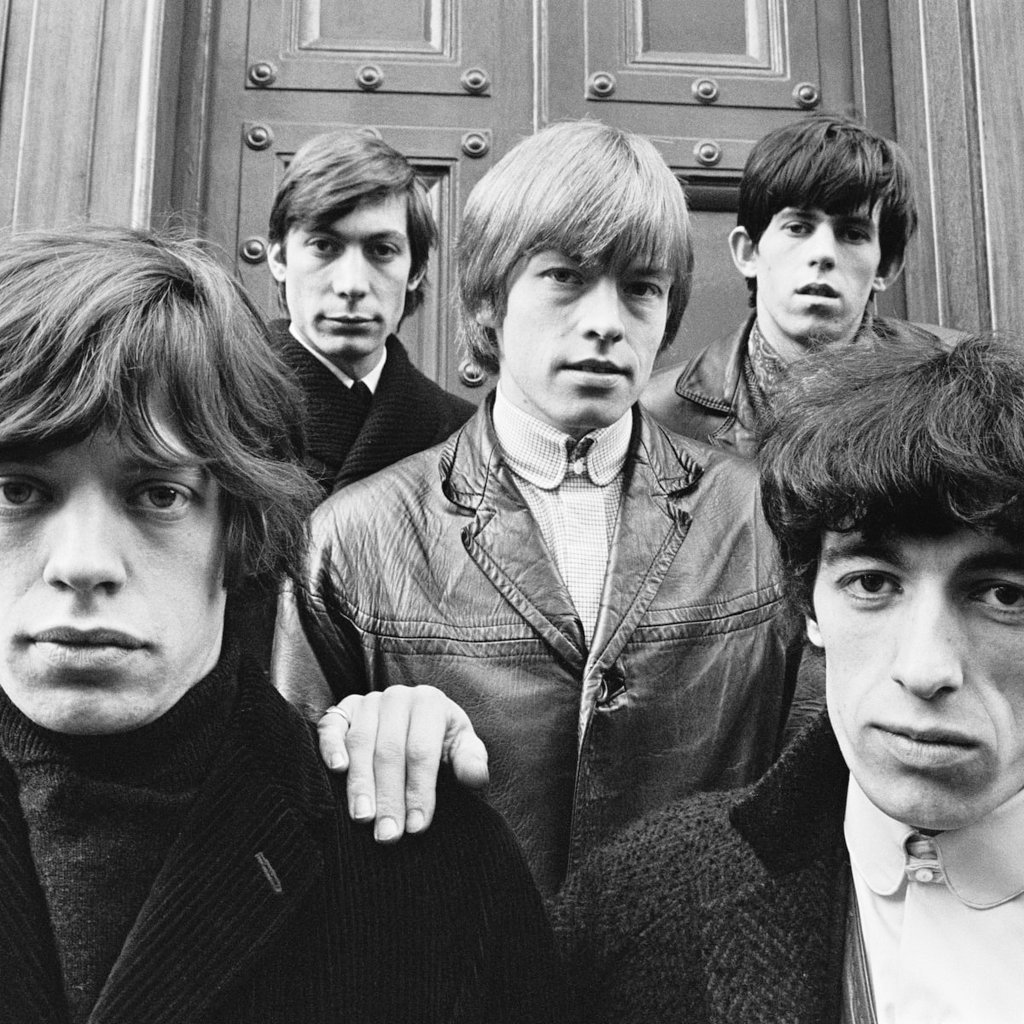 The Rolling Stones:The Beatles& #39; rival band (haha) and friends were featured on the album in banner form, with the Shirley Bassey photo holding a banner saying "Welcome the Rolling Stones".