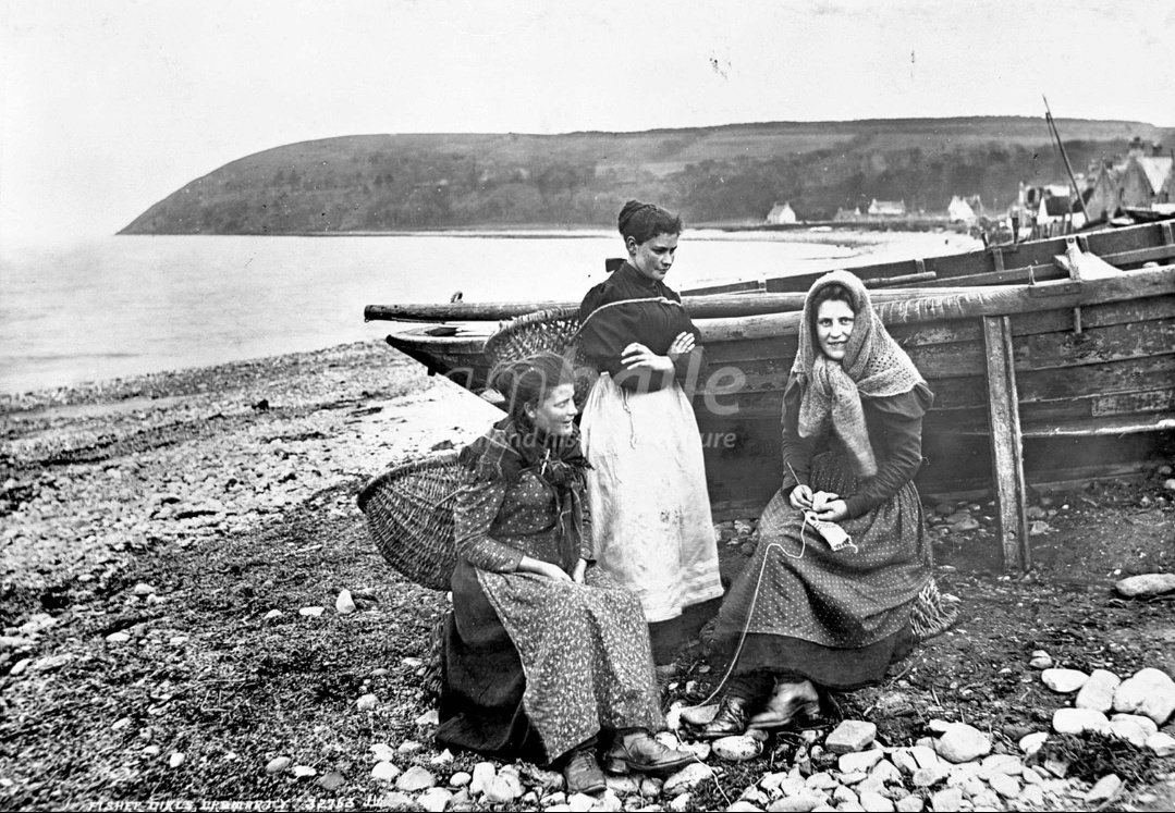 The fantastic  @HighlandHistory website has been a source of wonder the month. Here's one of my favourite pics taken in a fine spot in Cromarty - fisher women on the shore who were integral to the herring industry. Apparently fisher women in Wick could gut 26 herrings a min! (4/8)