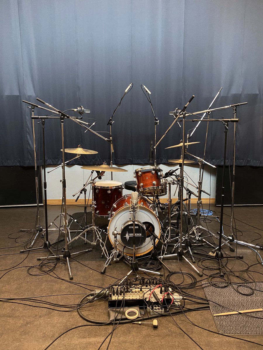 EngineerDevu's tweet photo. 実はアンビめちゃ立ててます。（最近のエピタフチェックしたらそーゆー音のバンドが多かったので。個人的には超好み。）
部屋に合ったドラムのヘッド使わないとダメだなーと思った本日。マイク、マイキ��グもだね。やっぱこの部屋は特殊。 https://t.co/EWovKIHbfV