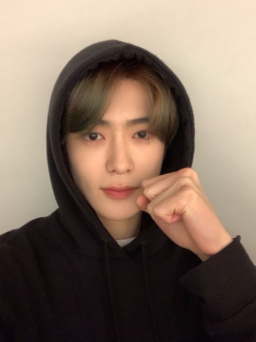 j9emren's tweet photo. his hoodie selfies hit different idk https://t.co/iyCtsAhHuk