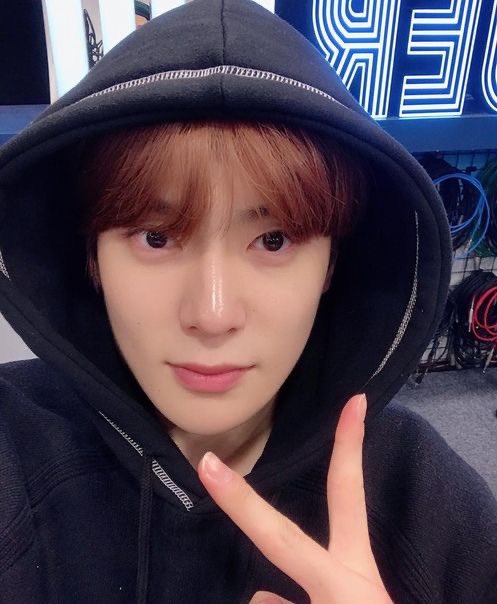 j9emren's tweet photo. his hoodie selfies hit different idk https://t.co/iyCtsAhHuk