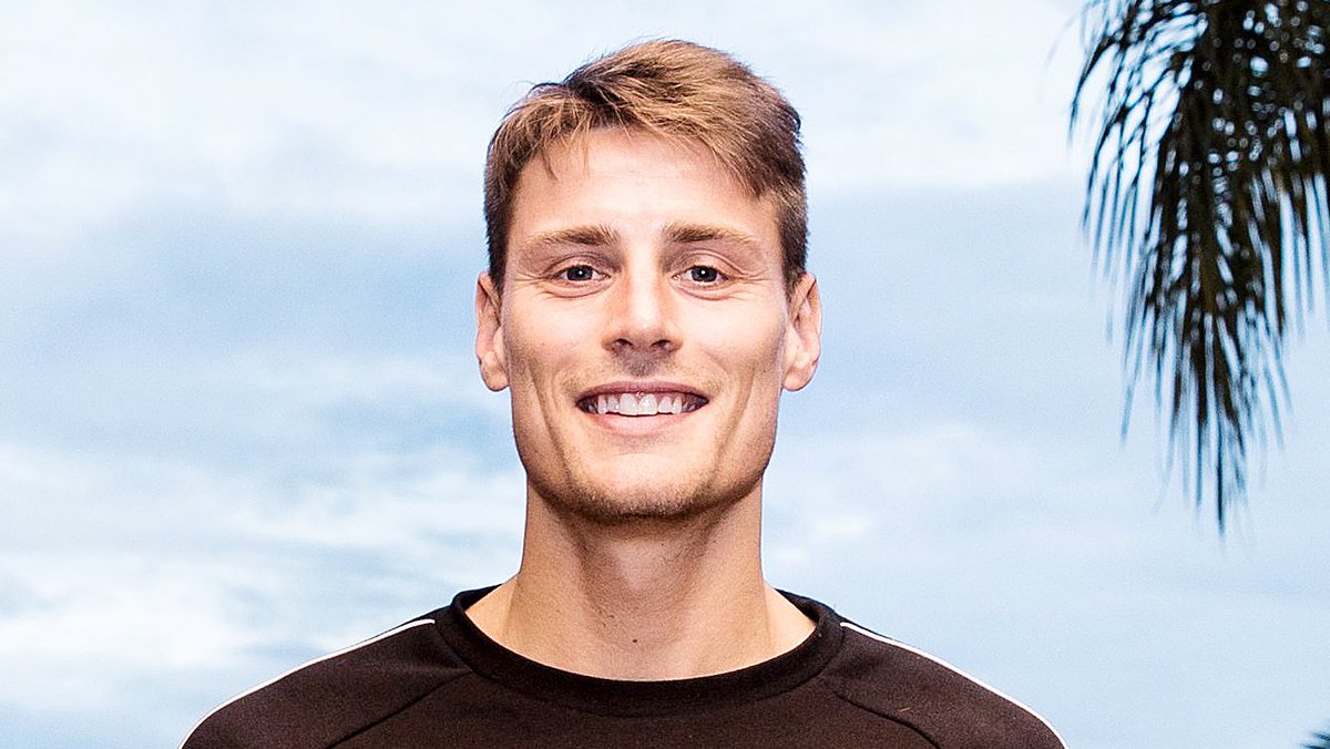 Ole_Saga's tweet photo. Ai! Nærmer seg seriestart, og på høy tid med aktuell RBK-prat igjen. Onsdag rykker ny-spiller Zachariassen inn hos Rasmus&amp;Saga. Vi tar GJERNE mot spørsmål! G N U! https://t.co/Q3OlmNpT1G