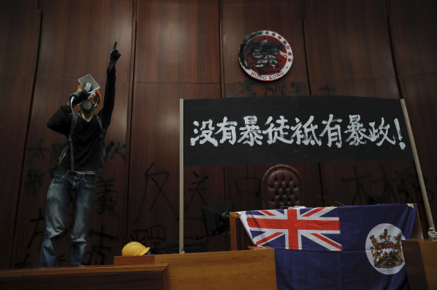 Sebab itu, dalam pergolakan Hong Kong sepanjang tahun lepas, dan even sebelum itu, boleh nampak orang mengibarkan bendera British Hong Kong dan bendera UK. Konon "rindu zaman British" lah.