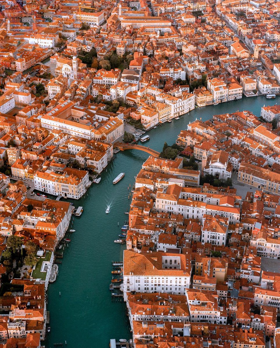 Una magica veduta su #Venezia sembra uscita dalla tavolozza dei colori del Canaletto.  Città d'arte unica e indimenticabile in ogni suo angolo, da sempre immortalata nelle opere di molti artisti. bit.ly/3c2YlTp

#VisitVeneto
(foto IG bachir_photo_phactory)
