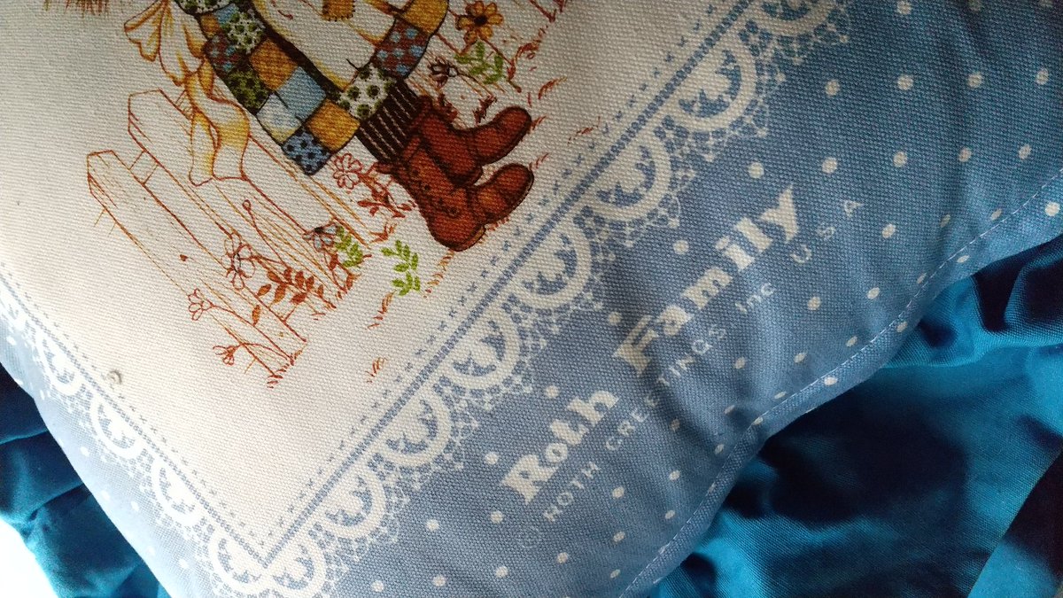 lovelyhana23's tweet photo. Roth Family ロスファミリーのクッション
いつ頃の品か良く解らないのですが、未使用のまま実家の倉庫に眠ってました。

#RothFamily 
#ロスファミリー
#クッション
#昭和レトロ
#ファンシー https://t.co/TxNtm3fBby