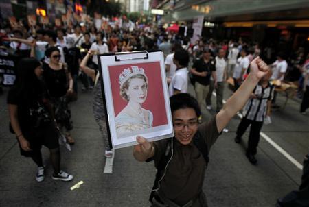 Malah gambar Queen Elizabeth II pun diusung. Di zaman British, orang Hong Kong ada panggilan mesra kepada QE berbunyi "Si Tau Po" (事頭婆) bermaksud "puan tauke", menunjukkan betapa dekatnya Britain di hati orang Hong Kong.