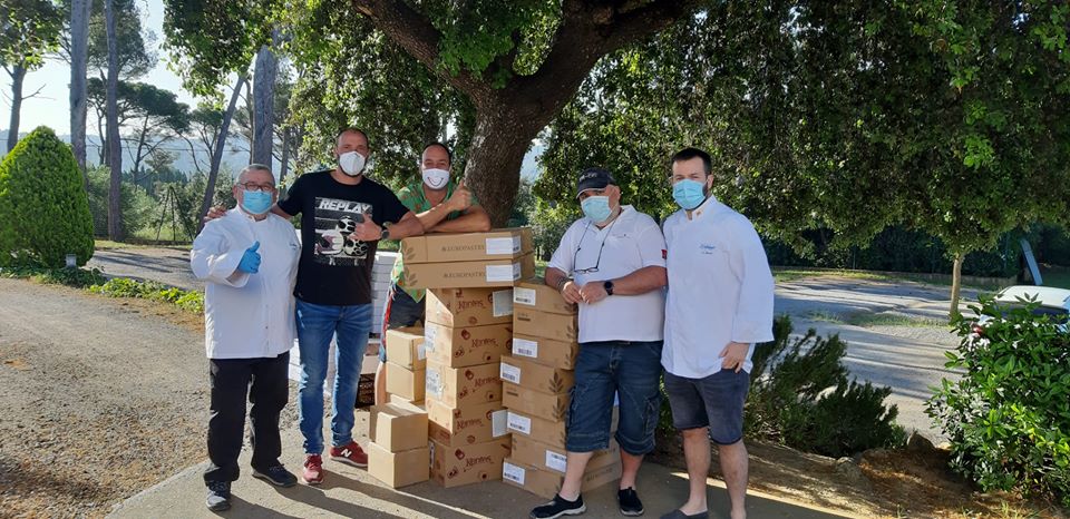 CuinaEmpordanet's tweet photo. Durant el d'avui, el col·lectiu de la La Cuina de l'Empordanet🍴 ha col·laborat amb @ArrelsFundacio en la distribució d'aliments i elaboracions destinades a les persones més vulnerables📷 Sempre és un plaer participar en iniciatives d'aquesta tipologia👏

#cuinadelempordanet https://t.co/x47o2hY6Qy