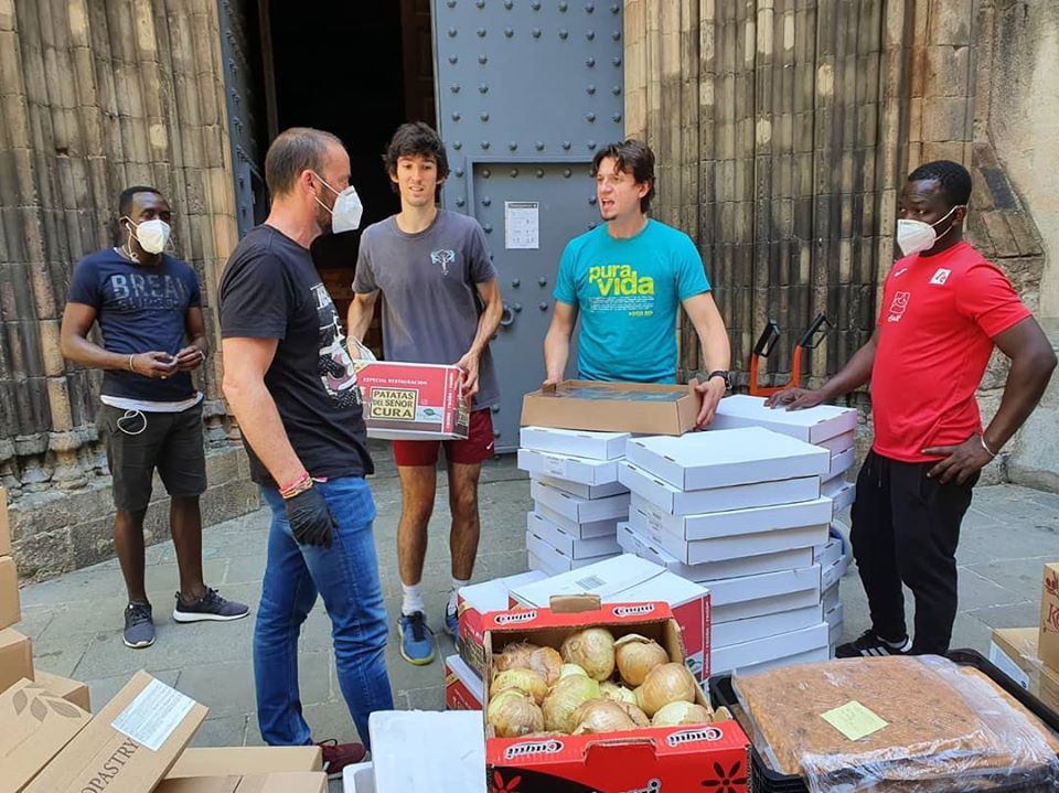 CuinaEmpordanet's tweet photo. Durant el d'avui, el col·lectiu de la La Cuina de l'Empordanet🍴 ha col·laborat amb @ArrelsFundacio en la distribució d'aliments i elaboracions destinades a les persones més vulnerables📷 Sempre és un plaer participar en iniciatives d'aquesta tipologia👏

#cuinadelempordanet https://t.co/x47o2hY6Qy