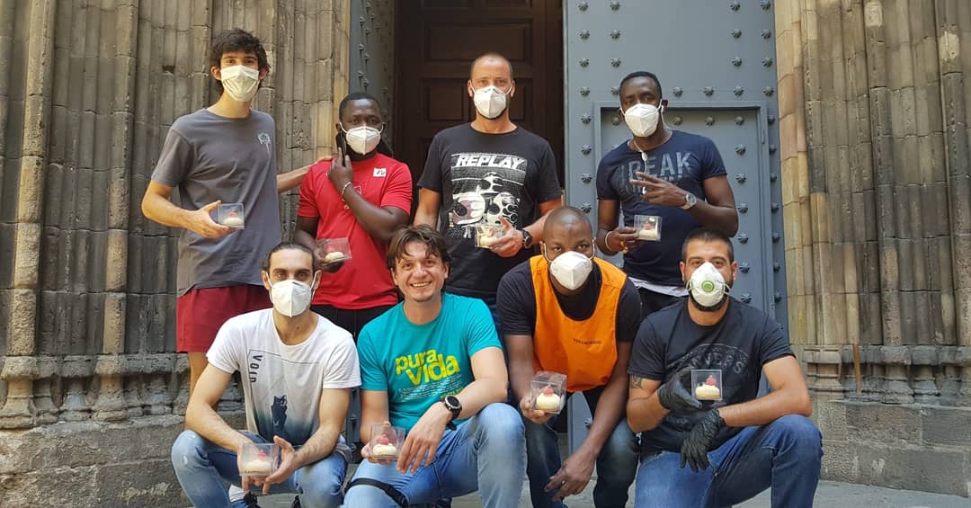 CuinaEmpordanet's tweet photo. Durant el d'avui, el col·lectiu de la La Cuina de l'Empordanet🍴 ha col·laborat amb @ArrelsFundacio en la distribució d'aliments i elaboracions destinades a les persones més vulnerables📷 Sempre és un plaer participar en iniciatives d'aquesta tipologia👏

#cuinadelempordanet https://t.co/x47o2hY6Qy