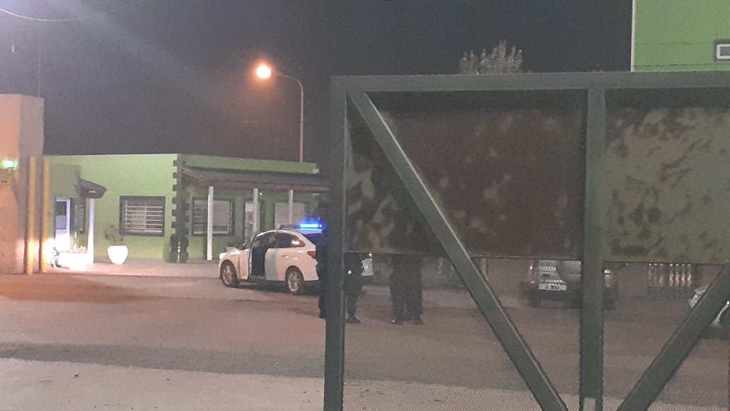 ¿Por qué la empresa Via Bariloche sacó de madrugada a 18 peones de su estancia en La Pampa? Testimonio exclusivo de cómo los peones estaban negro. Publicación conjunta con @enestosdiasrn |cadenadelsur.com/via-bariloche-…