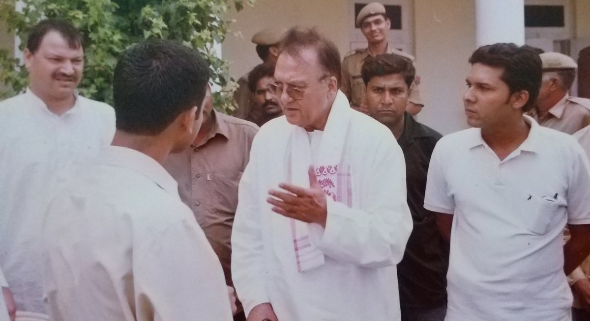 KhurshidRabbany's tweet photo. #SunilDutt साहब से पहली मुलाक़���त 2003 में #जयपुर में एक प्रोग्राम के दौरान हुई, इस मौक़े पर इंटरव्यू करने का भी मौक़ा मिला। वे ना सिर्फ़ बेहतरीन अदाकार थे बल्कि इंसानियत के सच्चे पैरोकार भी थे।
#DuttSahab आप हमेशा हमारे दिल व ज़हनों में ज़िंदा रहेंगे!
#खिराज_ए_अक़ीदत
@duttsanjay https://t.co/jcjHWapHPc