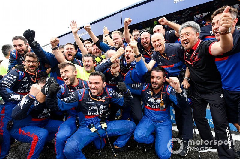 RossoTorito's tweet photo. 🏁FINAL del #GPcanada 

No tenemos palabras para describir todas las emociones vividas el fin de semana. Hasta el community manager ha estado 2 dias out, festejando.

11 años después, Torito Rosso consigue un podio. Esta vez de la mano de nuestro @aitorico 

3- Flores
12- Gasly https://t.co/8oPHSCNjcg