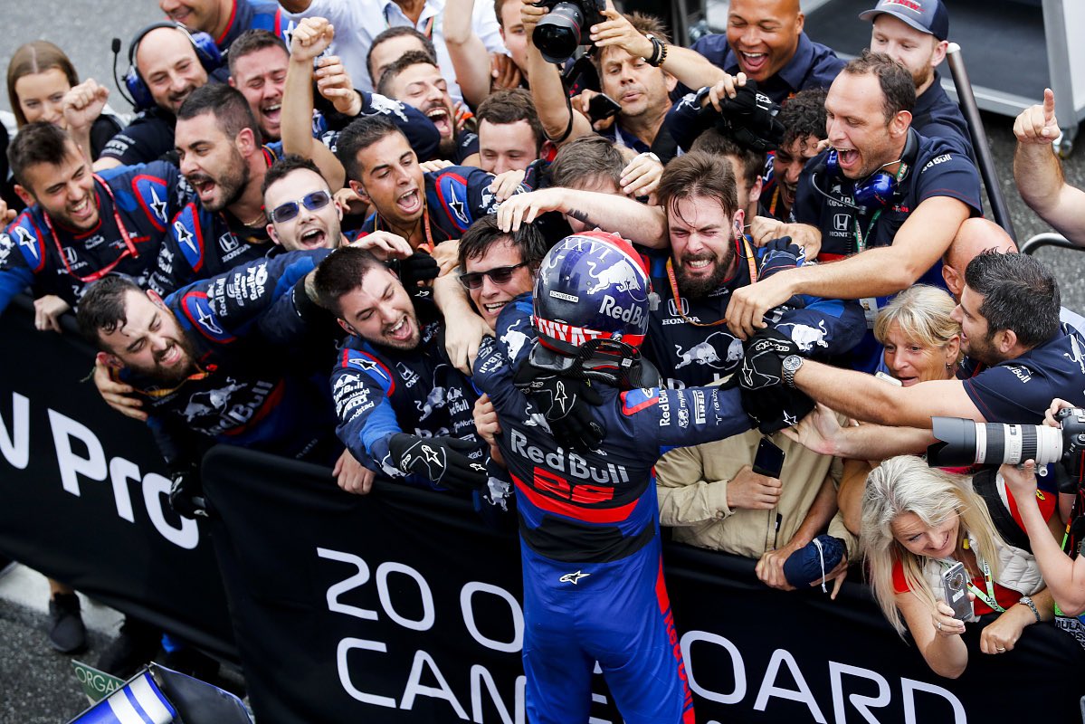 RossoTorito's tweet photo. 🏁FINAL del #GPcanada 

No tenemos palabras para describir todas las emociones vividas el fin de semana. Hasta el community manager ha estado 2 dias out, festejando.

11 años después, Torito Rosso consigue un podio. Esta vez de la mano de nuestro @aitorico 

3- Flores
12- Gasly https://t.co/8oPHSCNjcg