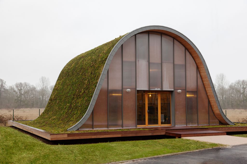 Le studio d'architecture Patrick Nadeau a imaginé cette « Maison-vague » qui se caractérise par une coque de bois et de béton totalement recouverte d’un tapis de verdure. les façades intérieures sont faites de bois et de verre. buff.ly/2ZmUvi2