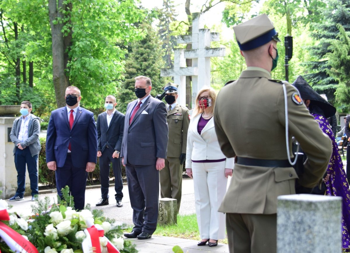 Kombatanci's tweet photo. Szef #UdSKiOR @JanKasprzyk wraz z dowódcą #GarnizonWarszawa gen. Robertem Głąbem złożył kwiaty na grobach Jadwigi #Zarugiewicz i Bronisławy #Widt – symbolicznych Matek bezimiennego żołnierza spoczywającego w grobowcu na pl. Piłsudskiego w #Warszawa.
#DzieńMatki #GNŻ #Pamięć! https://t.co/1hJj6HeUWL