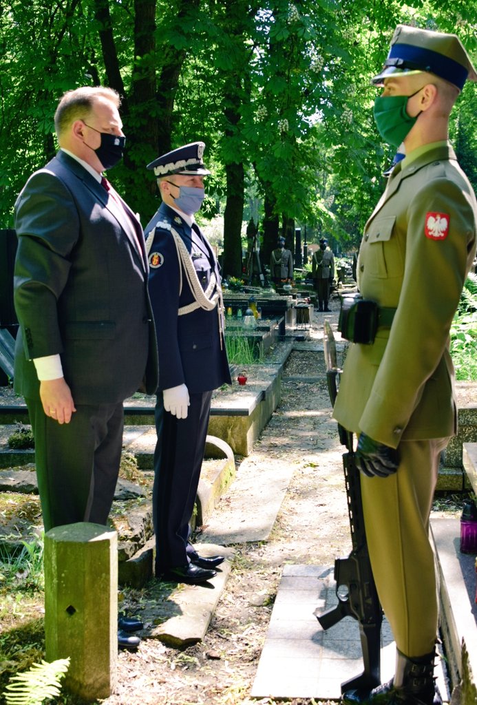 Kombatanci's tweet photo. Szef #UdSKiOR @JanKasprzyk wraz z dowódcą #GarnizonWarszawa gen. Robertem Głąbem złożył kwiaty na grobach Jadwigi #Zarugiewicz i Bronisławy #Widt – symbolicznych Matek bezimiennego żołnierza spoczywającego w grobowcu na pl. Piłsudskiego w #Warszawa.
#DzieńMatki #GNŻ #Pamięć! https://t.co/1hJj6HeUWL