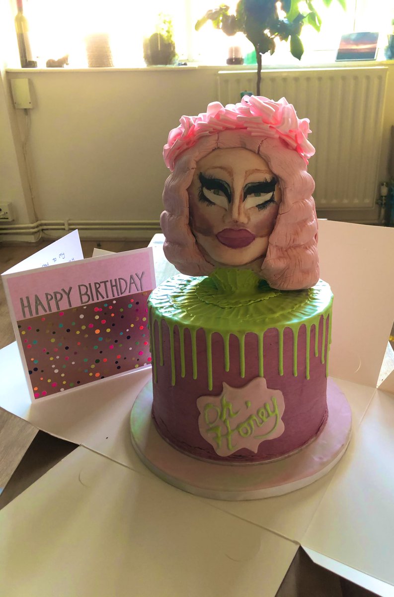 RachelWolseley's tweet photo. For my lockdown 30th @trixiemattel was serving fully edible realness right here in my living room, via the astounding cake sorcery skills of Madeleine Pierard. How lucky am I?! Totally spoiled by the best hubby @SamuelSakker 🥳 #howsyourheadtrixie #RuPaulsDragRace https://t.co/YdPdtDBnm5