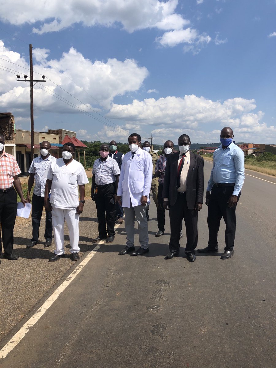 barigyec1's tweet photo. Mbarara RRH, Isingiro District and officers 500m Tanzanian boarder picking 3rd COVID 19 patient https://t.co/glXqLimuVd