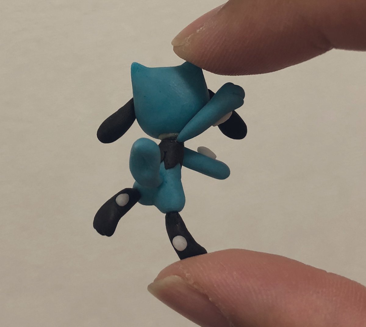 Oklha ルカリオ メタモンならあっちに行ったな リオル メタモンならあっちで見たよっ メタモン のへんしんシリーズつくりました 最初はルカリオとリオル 樹脂粘土 ポケモン ルカリオ リオル