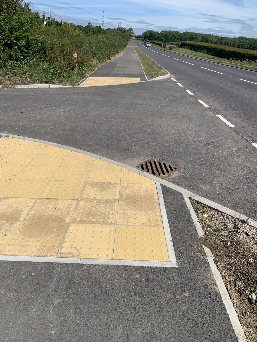 Can anybody spot a problem with this cycle lane if you are on a road bike?
#cycling #cyclinglife