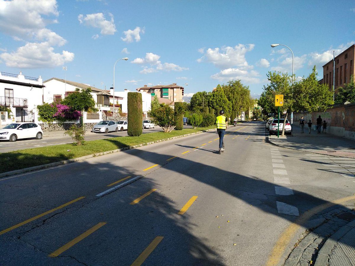 cgimgranada's tweet photo. Los nuevos CRT (carriles reservados temporales) son de uso para VMP, bici, taxi y bus urbano, y tienen una limitación a 30km/h. 🚌🚕🚲🛴
Si circulas en vehículo privado, utiliza el carril de la izquierda.
https://t.co/TlFD3dlX5n https://t.co/qgYZ2y5zPd