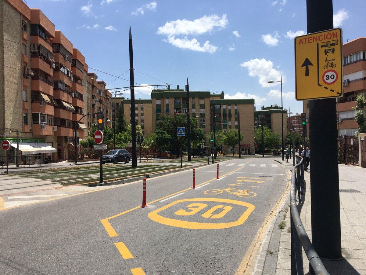 cgimgranada's tweet photo. Los nuevos CRT (carriles reservados temporales) son de uso para VMP, bici, taxi y bus urbano, y tienen una limitación a 30km/h. 🚌🚕🚲🛴
Si circulas en vehículo privado, utiliza el carril de la izquierda.
https://t.co/TlFD3dlX5n https://t.co/qgYZ2y5zPd