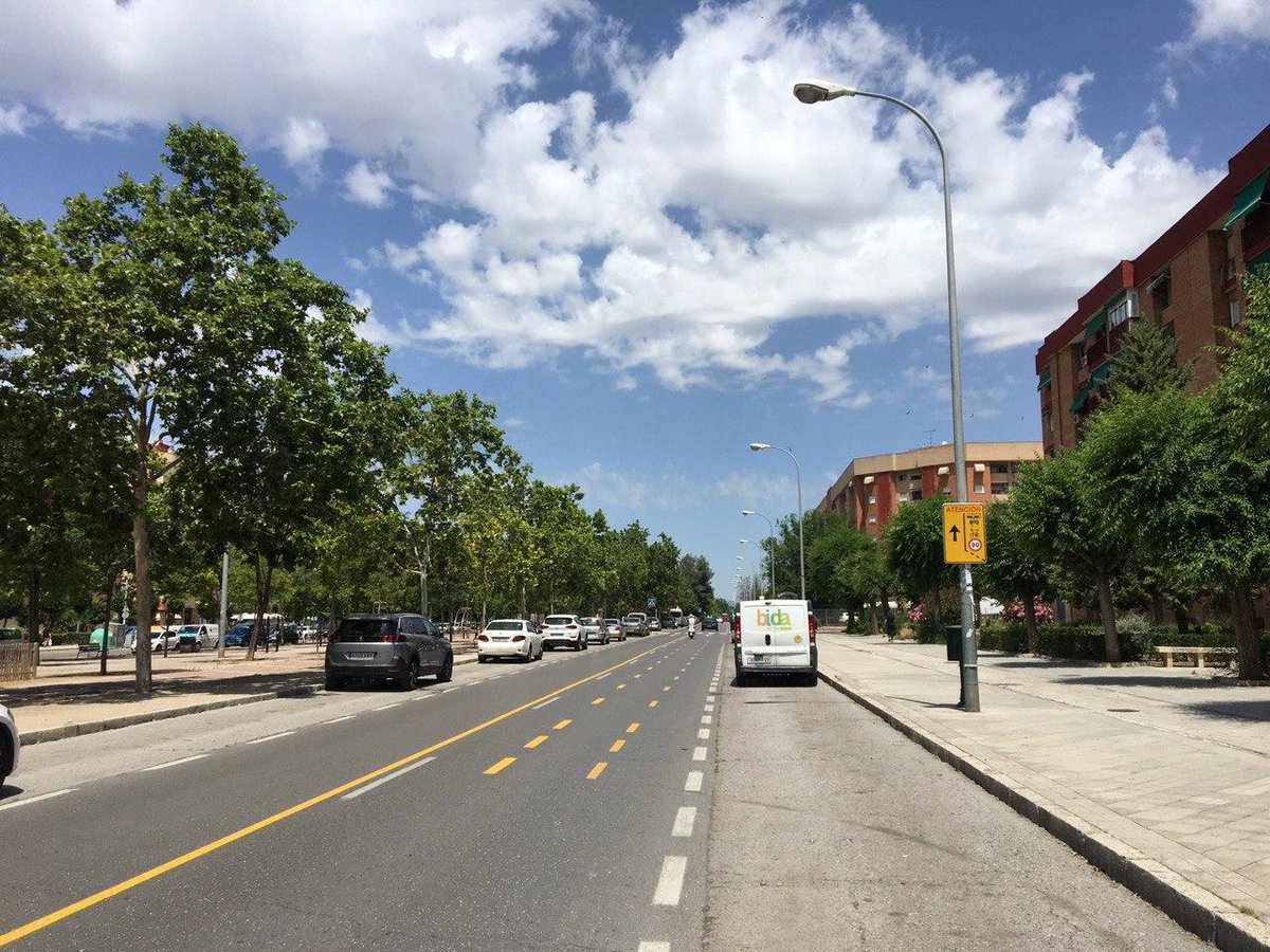 cgimgranada's tweet photo. Los nuevos CRT (carriles reservados temporales) son de uso para VMP, bici, taxi y bus urbano, y tienen una limitación a 30km/h. 🚌🚕🚲🛴
Si circulas en vehículo privado, utiliza el carril de la izquierda.
https://t.co/TlFD3dlX5n https://t.co/qgYZ2y5zPd