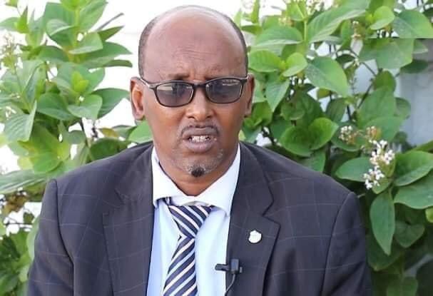 Xildhibaan Daahir Amiin Jeesow oo ah Xildhibaan katirsan DFS ayaa yiri

“Jubbaland xalkeeda hadda DF ayaa gacanta ku heyso, waa lala wareegaa, Axmadna  waa lasoo xiraa iyo intii gacan saar la leh, xadka Kenya ayaa marka 1-aad lasoo xiraa kadib talo farahiisa waa ka baxeysaa”.
