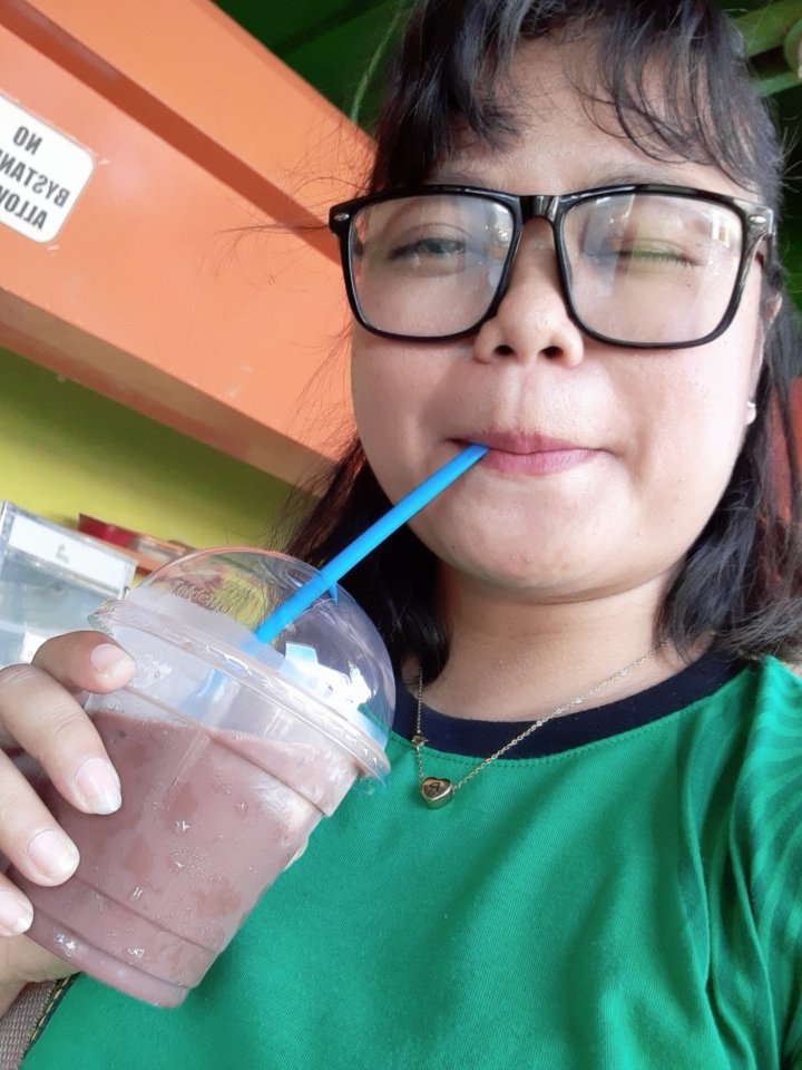 itsRebeccaPuro's tweet photo. naka pag #chocofloat narin
sabay #fries
hmmmm.... solve na solve yung araw ko!
pambawi sa sobrang init ππ§π¦π¨ https://t.co/3GDTC7UUyV