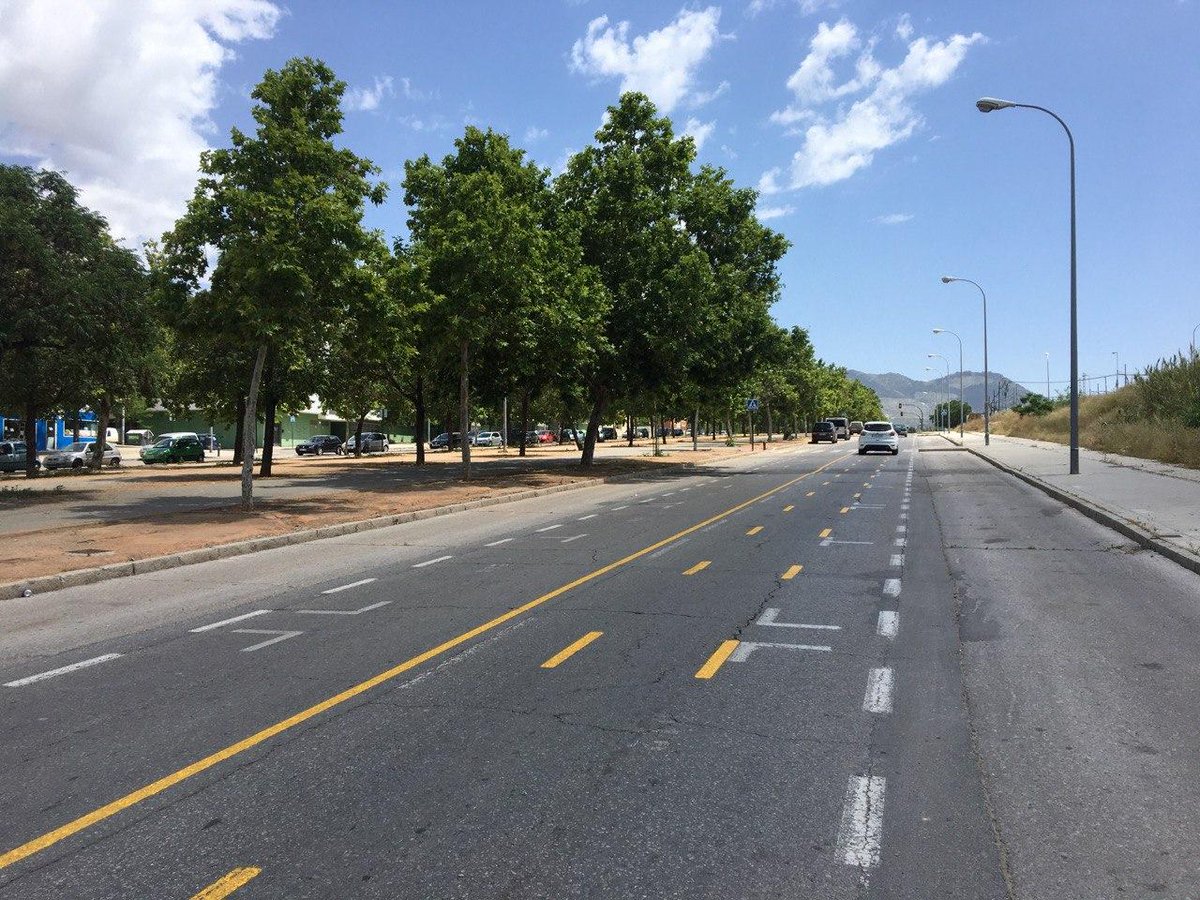 cgimgranada's tweet photo. 🚴🛴Si circulas en VMP o bici por un CRT, cuando encuentres las marcas viales internas del carril, circula en el centro de ellas, por tu seguridad, para evitar la zona de apertura de puertas de los vehículos estacionados. https://t.co/RGea3rI5VL