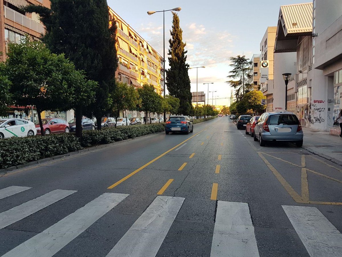 cgimgranada's tweet photo. 🚴🛴Si circulas en VMP o bici por un CRT, cuando encuentres las marcas viales internas del carril, circula en el centro de ellas, por tu seguridad, para evitar la zona de apertura de puertas de los vehículos estacionados. https://t.co/RGea3rI5VL