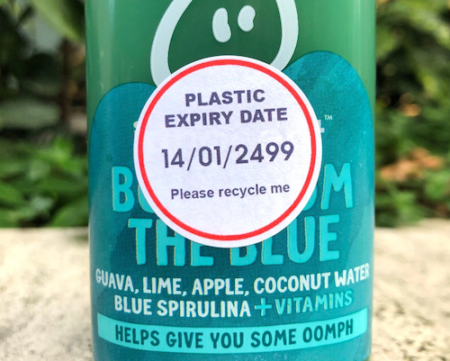 ValentinHochet's tweet photo. #CREATIVITE : 2 jeunes créatifs disposent des stickers pour indiquer la date d'expiration du plastique (très lointaine) sur des emballages alimentaires https://t.co/Nzj2VeFauf https://t.co/zUXsxBhqoO