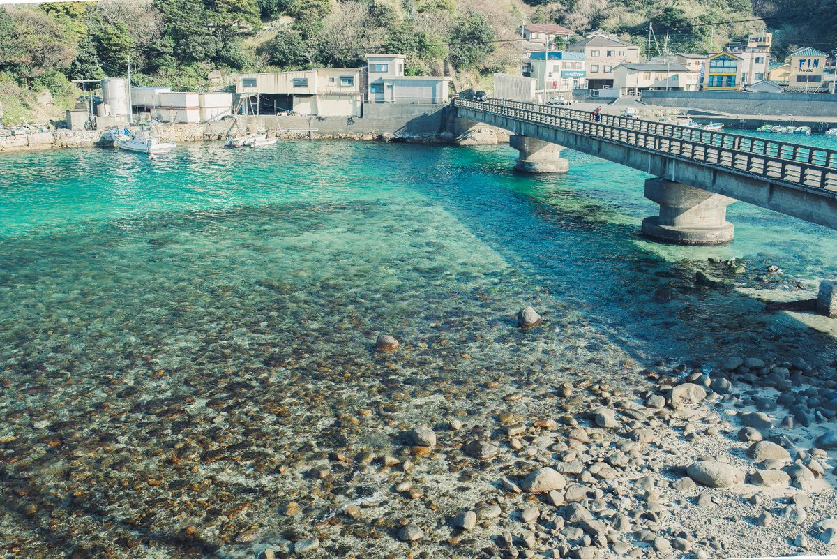青くて澄みきった海！素敵ですね。南国へ旅行に行きたいな・・・高知県でもこんな海が見えますよ！
