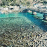 青くて澄みきった海!素敵ですね。南国へ旅行に行きたいな・・・高知県でもこんな海が見えますよ!