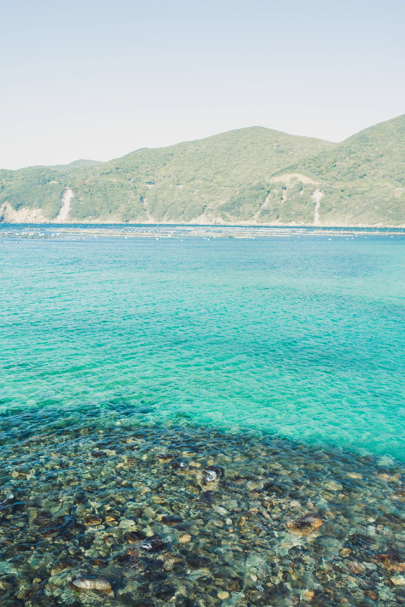 青くて澄みきった海！素敵ですね。南国へ旅行に行きたいな・・・高知県でもこんな海が見えますよ！