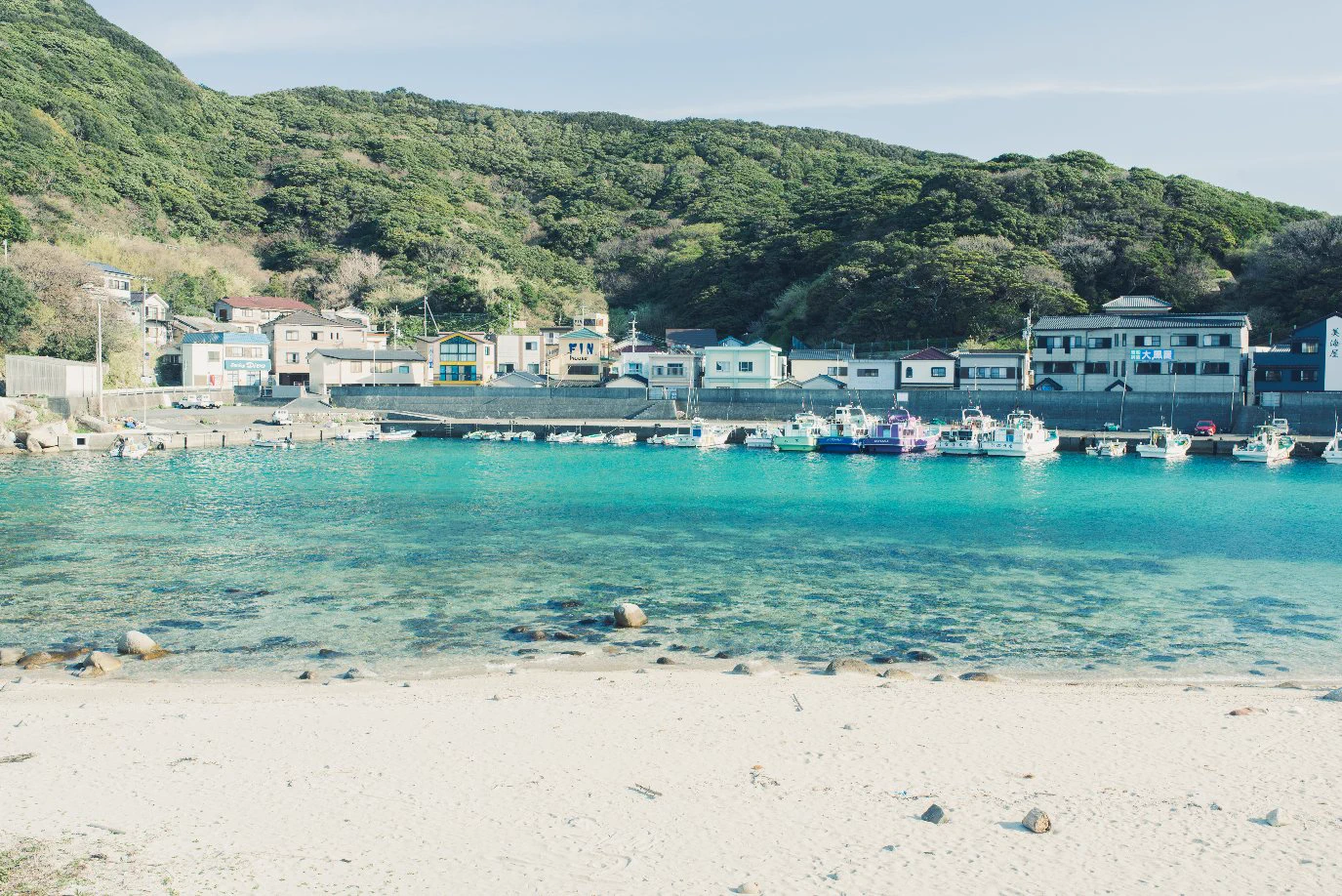 青くて澄みきった海！素敵ですね。南国へ旅行に行きたいな・・・高知県でもこんな海が見えますよ！