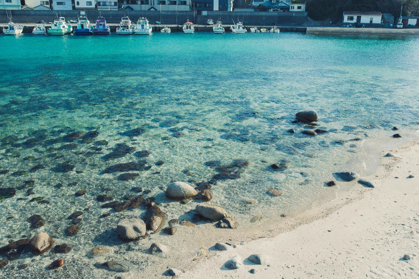 青くて澄みきった海！素敵ですね。南国へ旅行に行きたいな・・・高知県でもこんな海が見えますよ！
